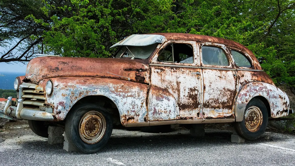 Vieille voiture abandonnée, rouillée