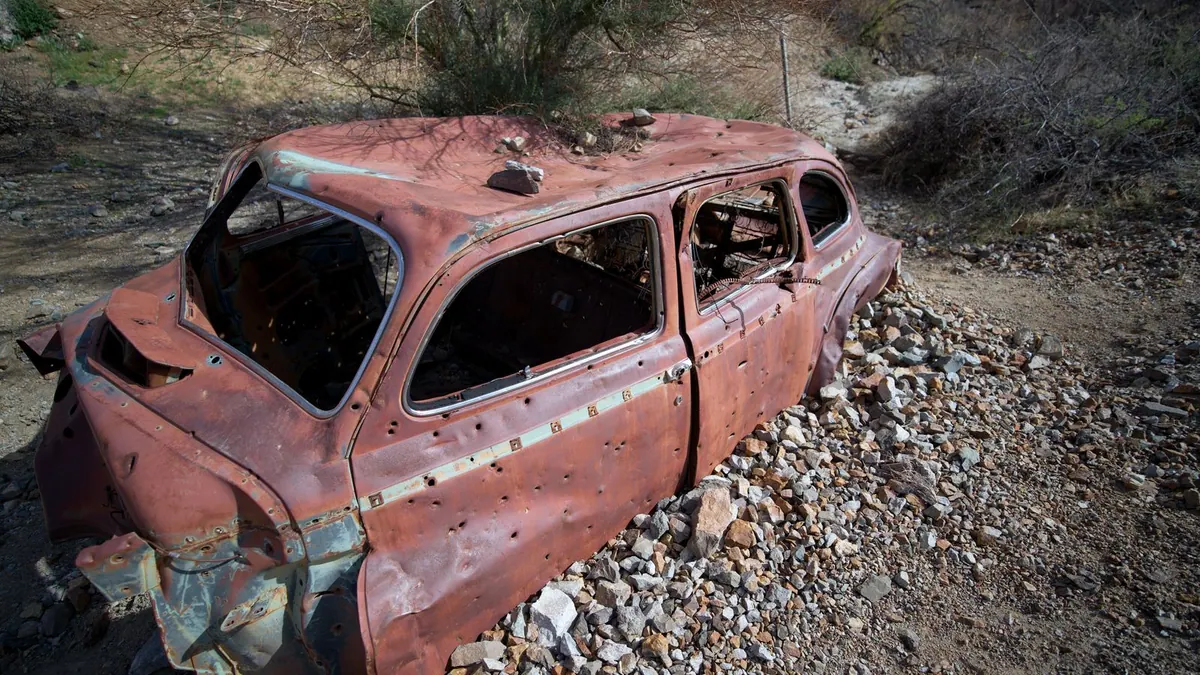 Épave de voiture abandonnée dans la nature