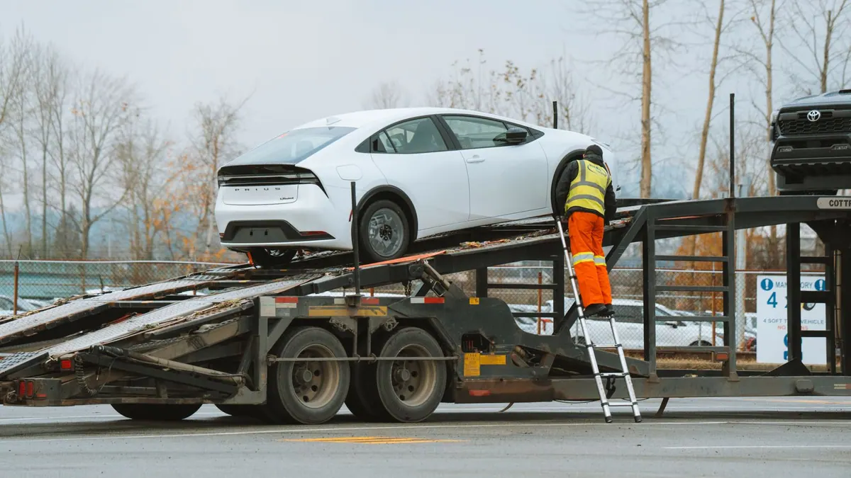 Chargement d’une voiture sur un camion plateau