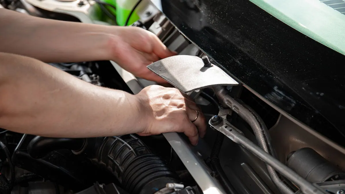 Mécanicien réparant un moteur de voiture