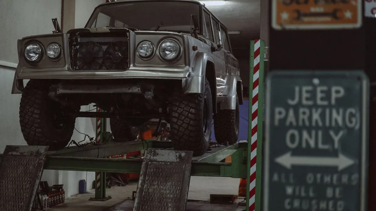 Jeep sur un pont élévateur dans un atelier